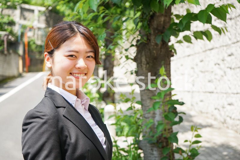 笑顔で営業をする若いビジネスウーマン