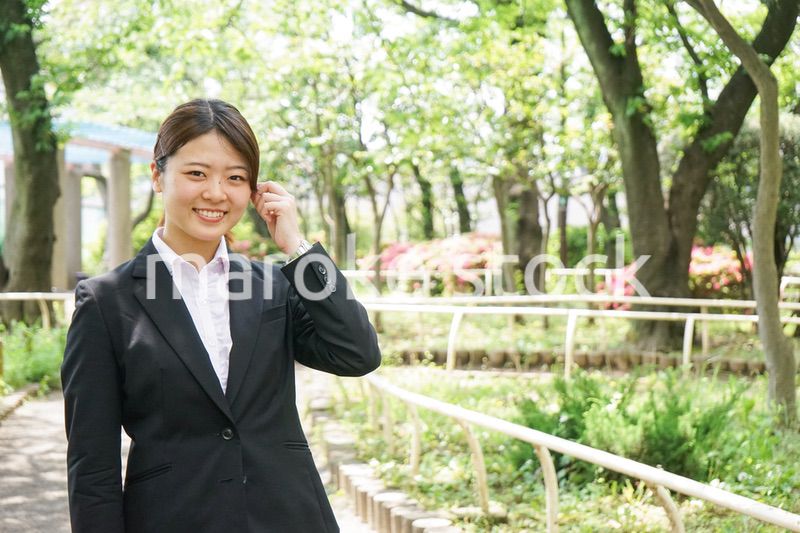 笑顔で営業をする若いビジネスウーマン