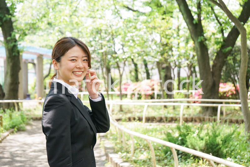 笑顔で営業をする若いビジネスウーマン