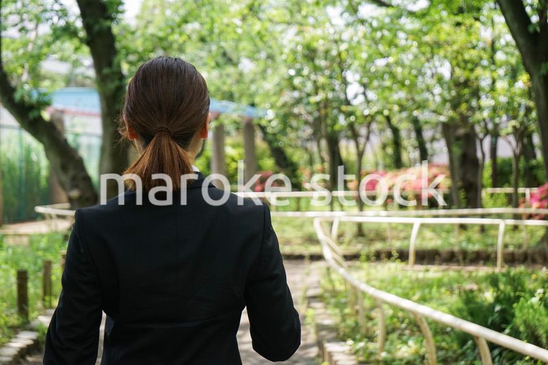 笑顔で営業をする若いビジネスウーマン