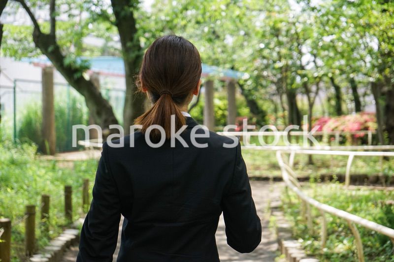 笑顔で営業をする若いビジネスウーマン