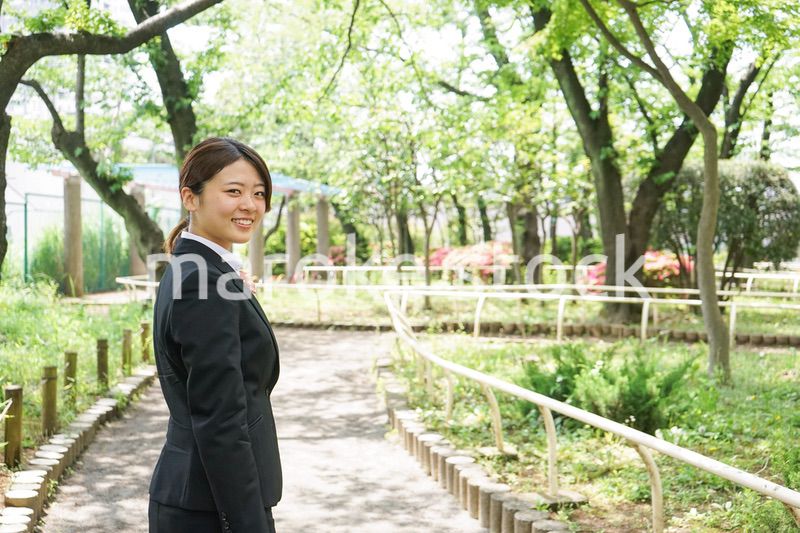 笑顔で営業をする若いビジネスウーマン