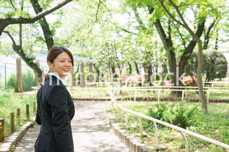 笑顔で営業をする若いビジネスウーマン