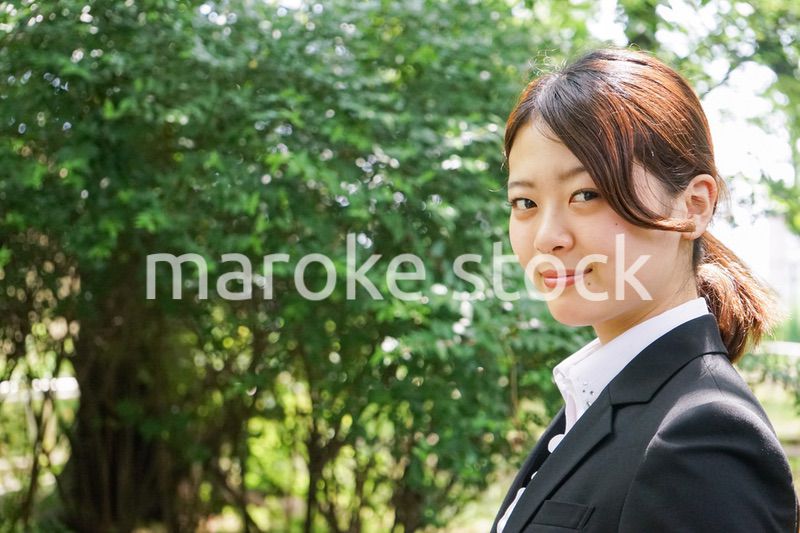 笑顔で営業をする若いビジネスウーマン