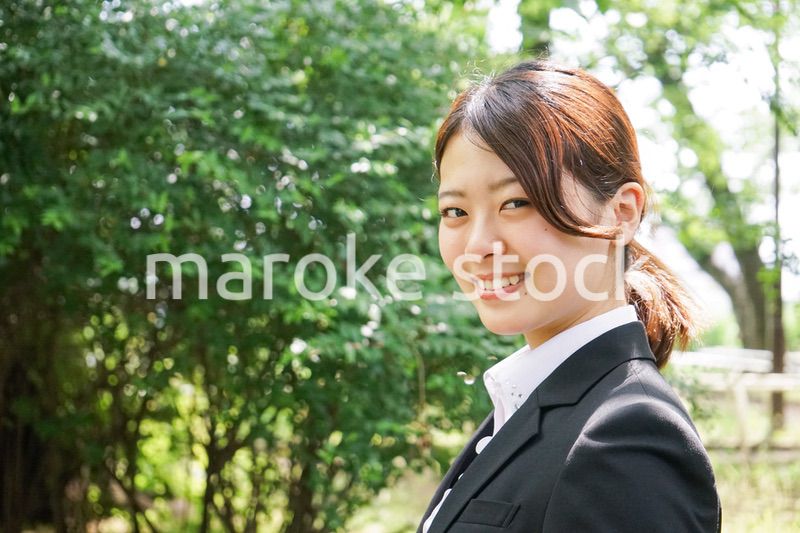 笑顔で営業をする若いビジネスウーマン