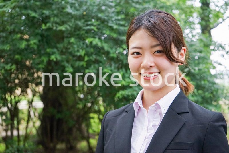 笑顔で営業をする若いビジネスウーマン