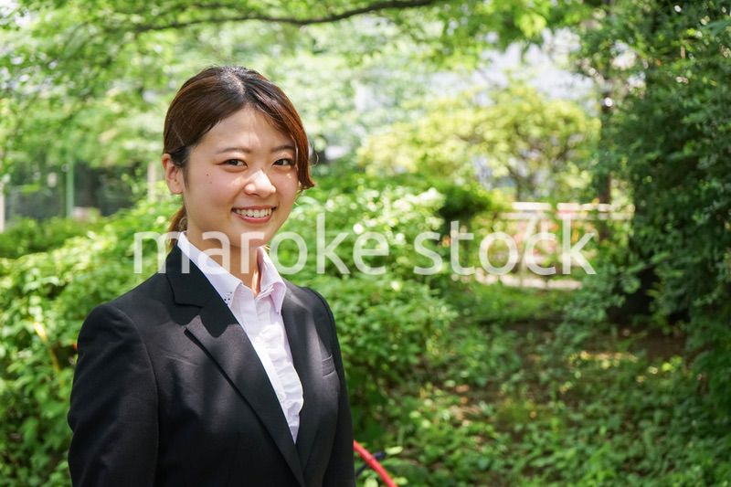 笑顔で営業をする若いビジネスウーマン