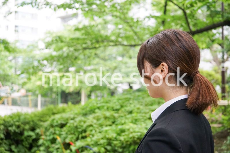 笑顔で営業をする若いビジネスウーマン