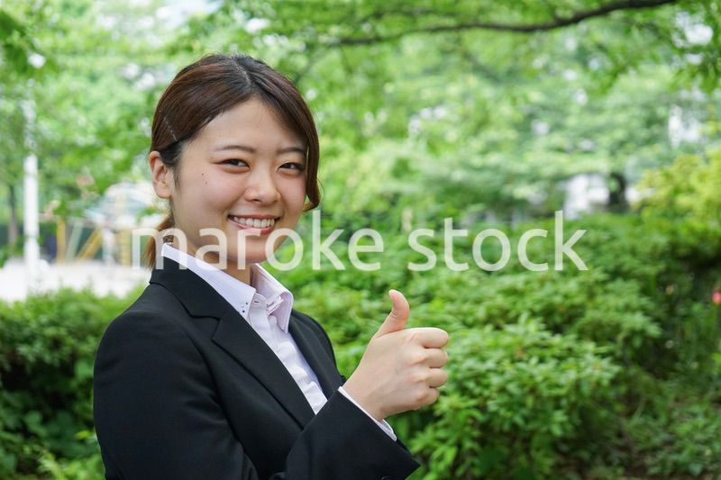 グッドサインをする若いビジネスウーマン