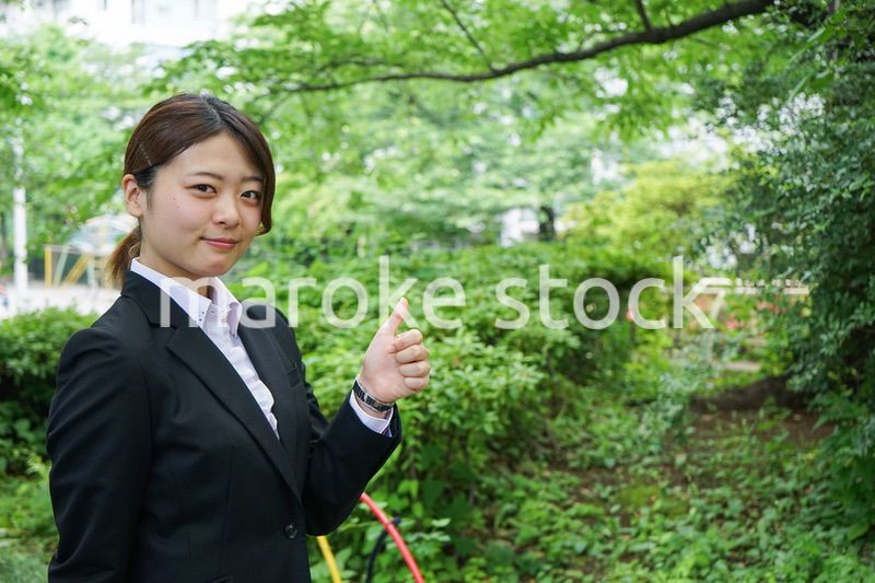 グッドサインをする若いビジネスウーマン