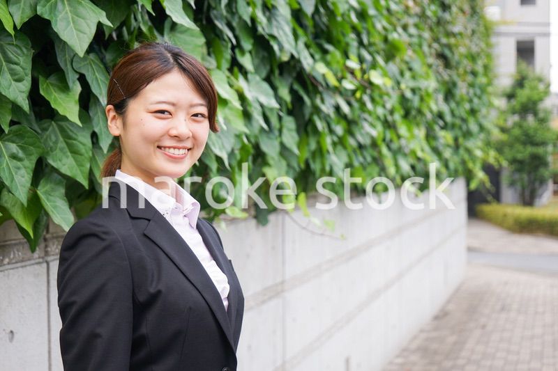 笑顔で営業をする若いビジネスウーマン