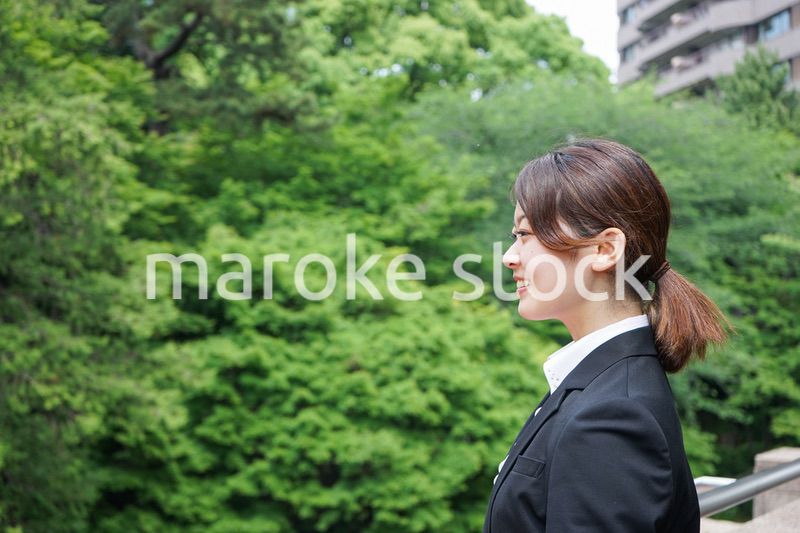 笑顔で営業をする若いビジネスウーマン