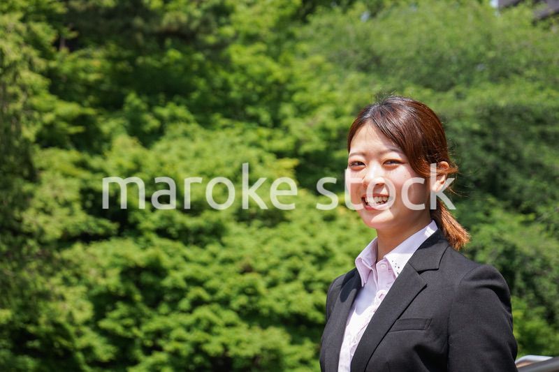 笑顔で営業をする若いビジネスウーマン