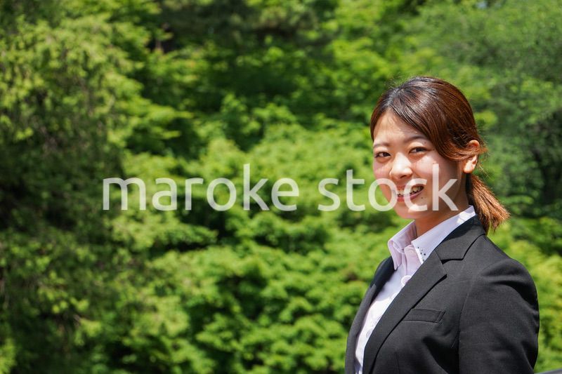 笑顔で営業をする若いビジネスウーマン