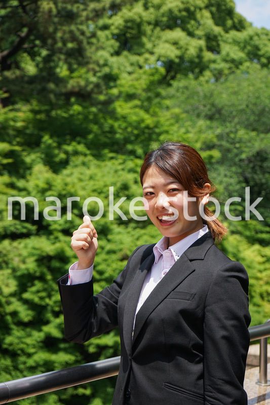 グッドサインをする若いビジネスウーマン