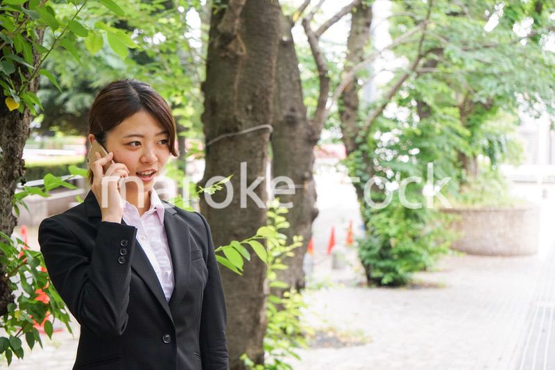 スマホで通話するビジネスウーマン