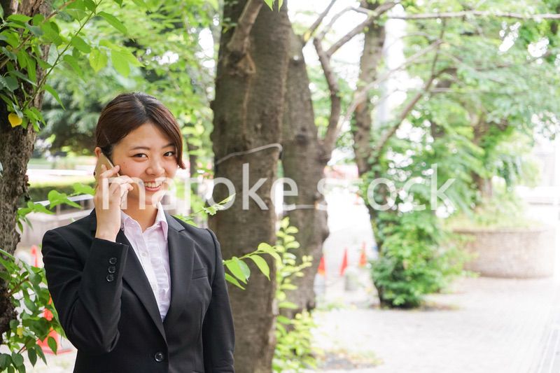 スマホで通話するビジネスウーマン