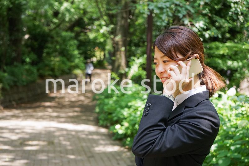 スマホで通話するビジネスウーマン