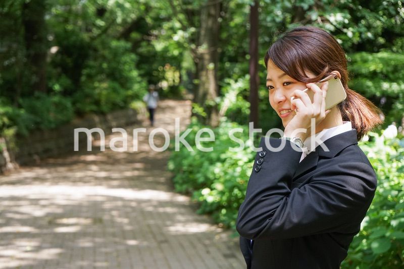 スマホで通話するビジネスウーマン
