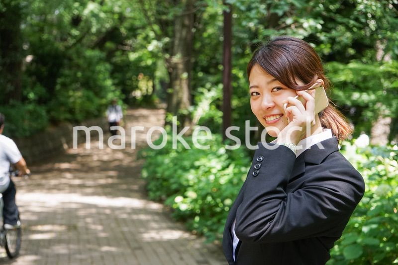 スマホで通話するビジネスウーマン