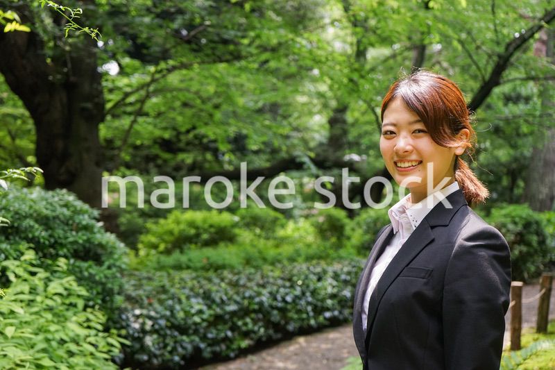 笑顔で営業をする若いビジネスウーマン