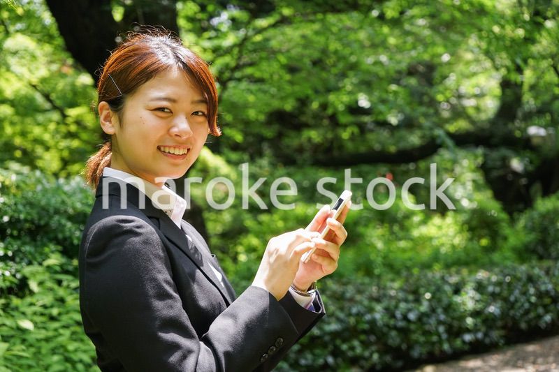 スマホでメッセージを打つビジネスウーマン