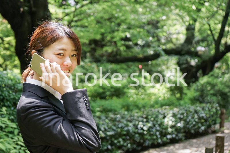 スマホで通話するビジネスウーマン