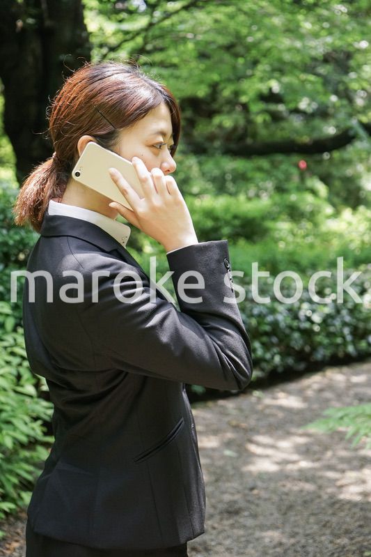 スマホで通話するビジネスウーマン