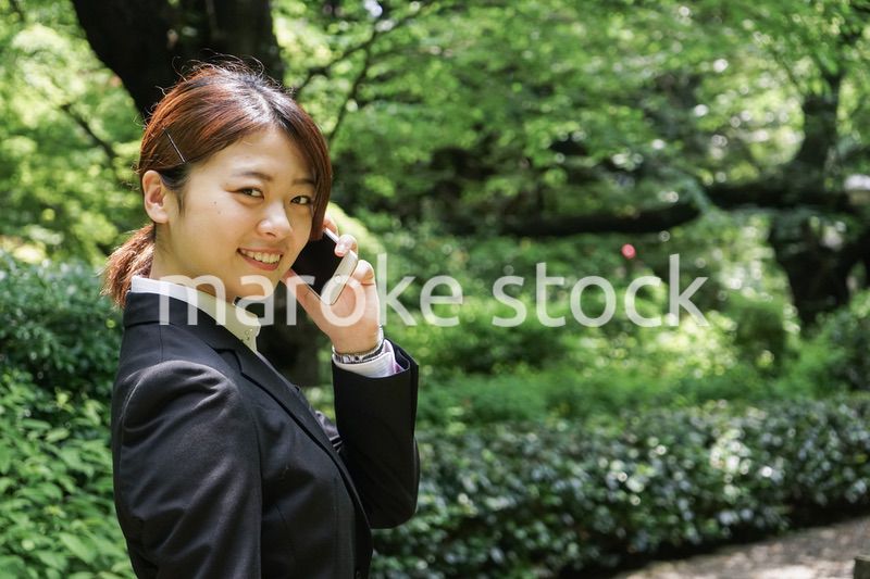 スマホで通話するビジネスウーマン