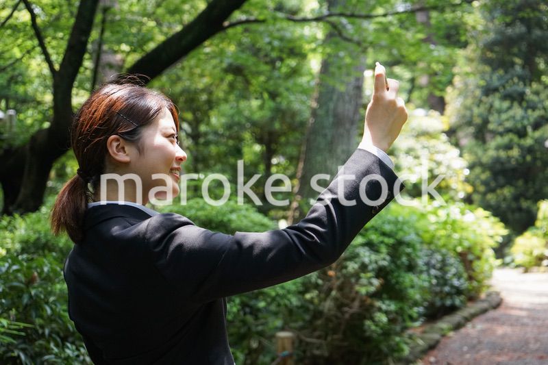 笑顔で自撮りをする若いビジネスウーマン