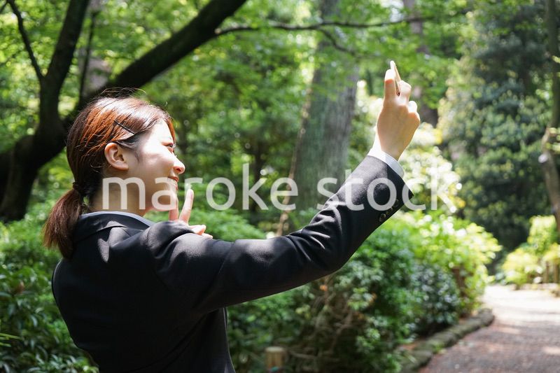 笑顔で自撮りをする若いビジネスウーマン