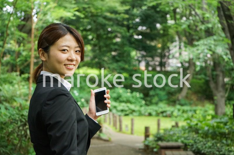 スマホでメッセージを打つビジネスウーマン