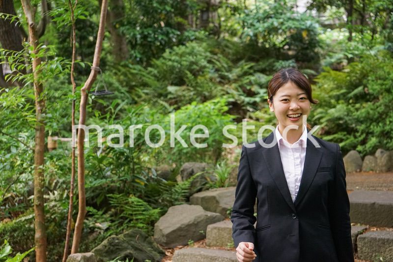 笑顔で外を歩くビジネスウーマン