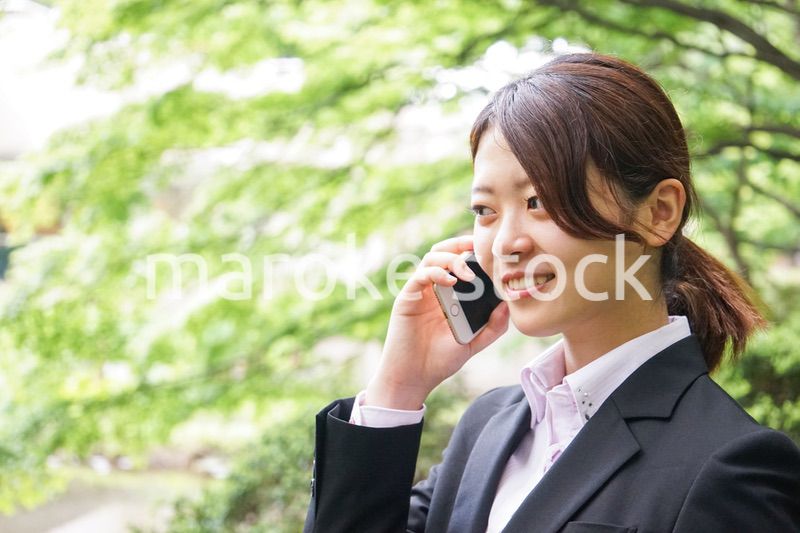 スマホで通話するビジネスウーマン