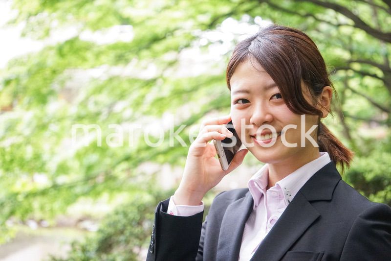 スマホで通話するビジネスウーマン