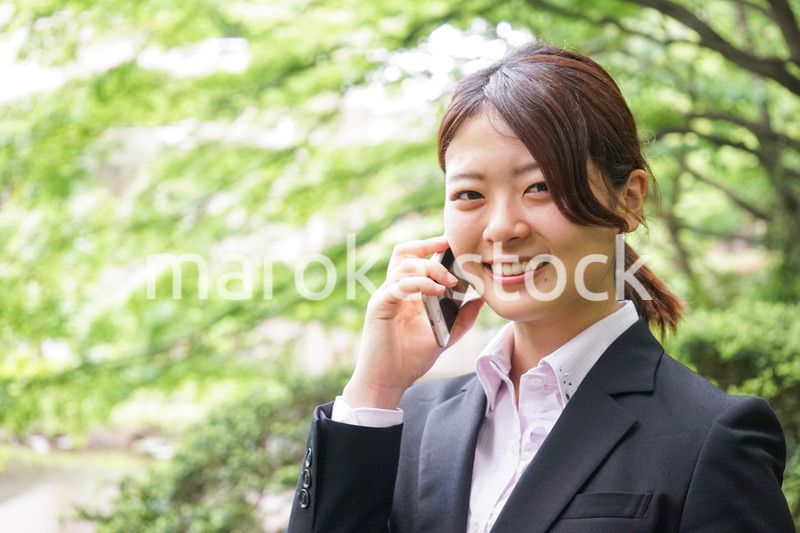 スマホで通話するビジネスウーマン