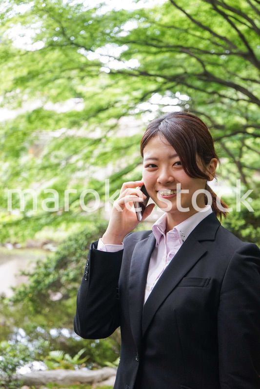 スマホで通話するビジネスウーマン