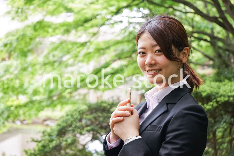 スマホでメッセージを打つビジネスウーマン