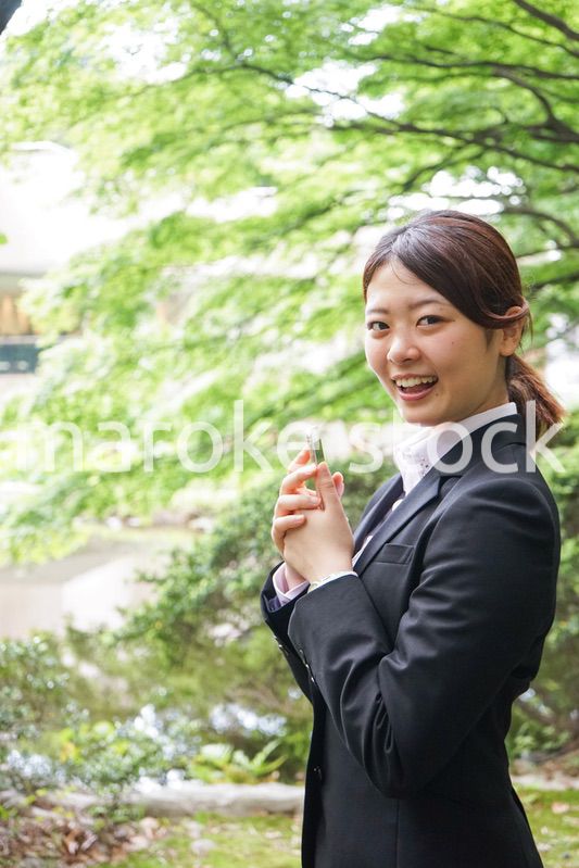 スマホでメッセージを打つビジネスウーマン