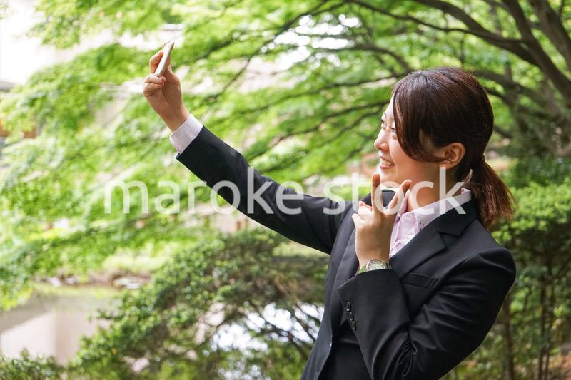 笑顔で自撮りをする若いビジネスウーマン