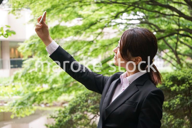 笑顔で自撮りをする若いビジネスウーマン