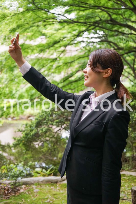 笑顔で自撮りをする若いビジネスウーマン