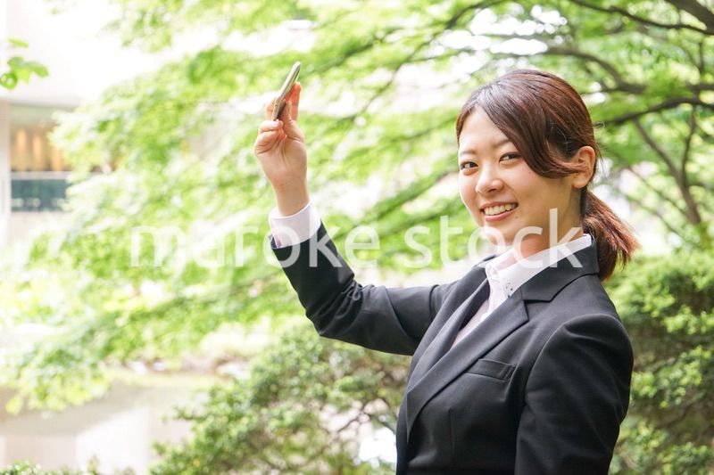 笑顔で自撮りをする若いビジネスウーマン