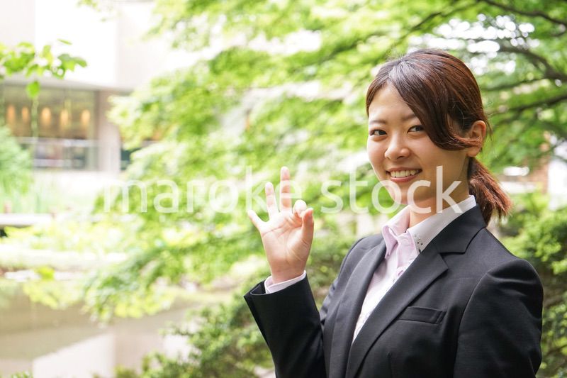 グッドサインをする若いビジネスウーマン