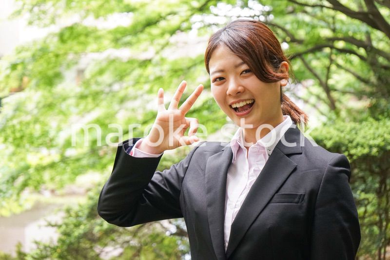 グッドサインをする若いビジネスウーマン