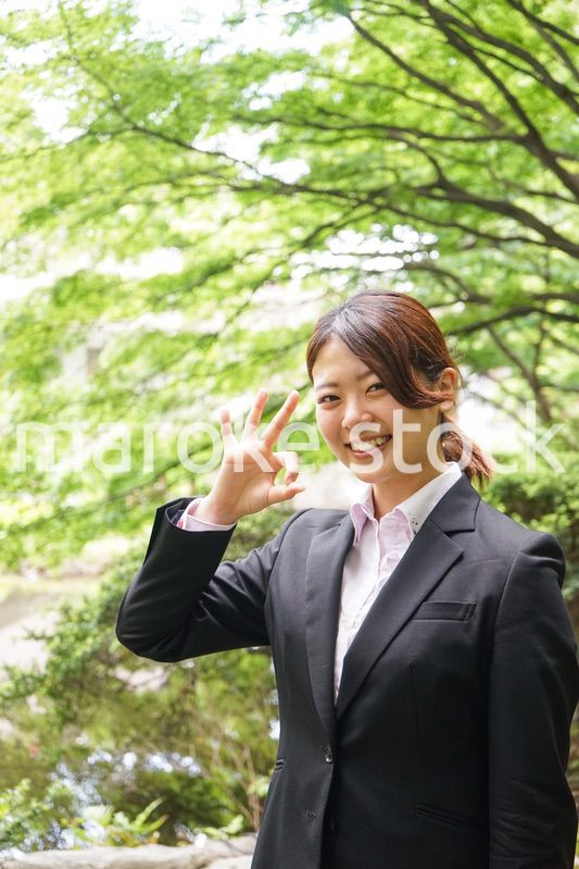 グッドサインをする若いビジネスウーマン