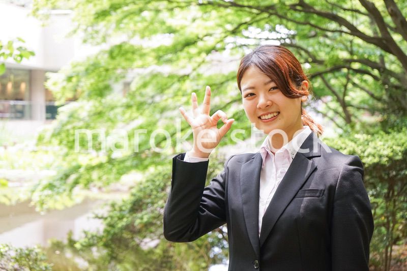 グッドサインをする若いビジネスウーマン