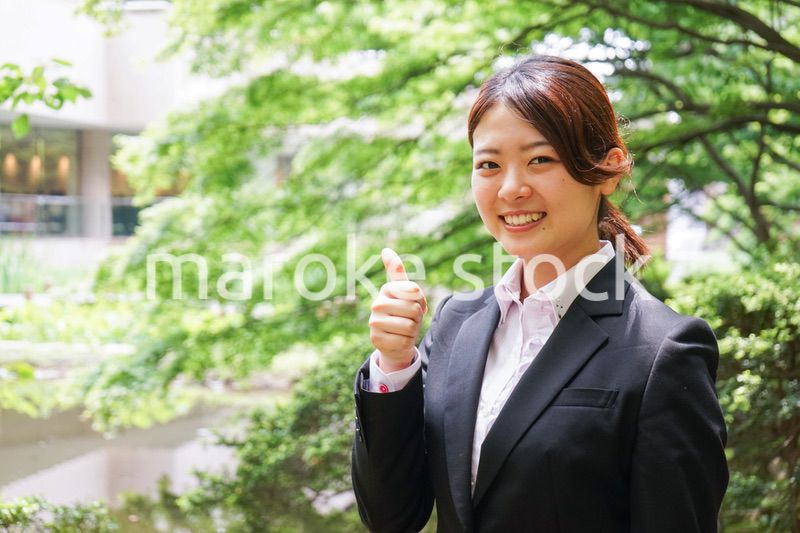 グッドサインをする若いビジネスウーマン
