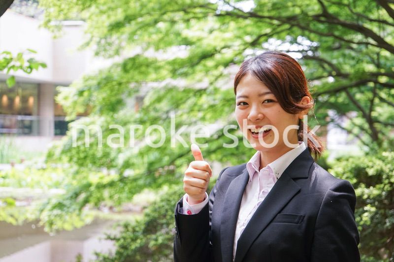 グッドサインをする若いビジネスウーマン