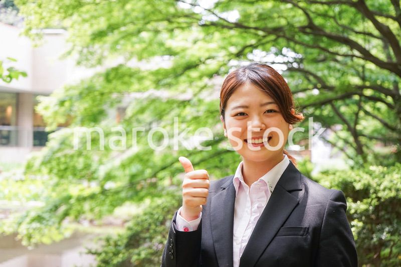グッドサインをする若いビジネスウーマン